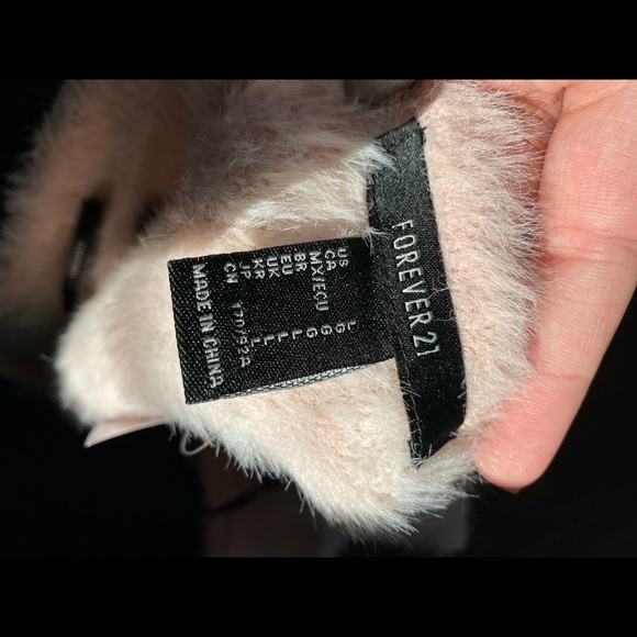 Fuzzy crop top - Picture 7 of 7